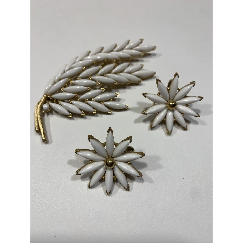 Vintage Crown Trifari Milk Glass Leaf Set 1950s. MCM Glam Set Brooch & Earrings